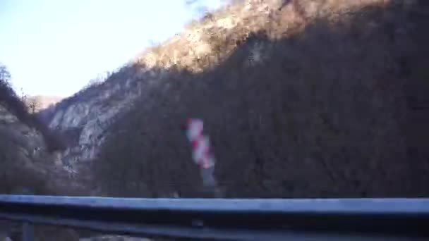 位于北高加索印古什的Dzheyrakh峡谷的全景 还有一只飞鹰 车上有一辆移动的汽车 — 图库视频影像