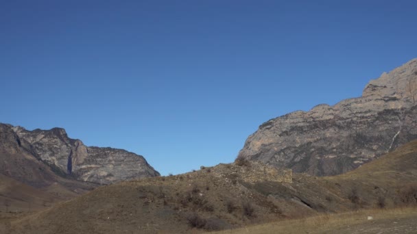 Uitzicht Bergketens Guloykhi Kloof Met Blauwe Lucht Hoge Berg Dzheyrakh — Stockvideo