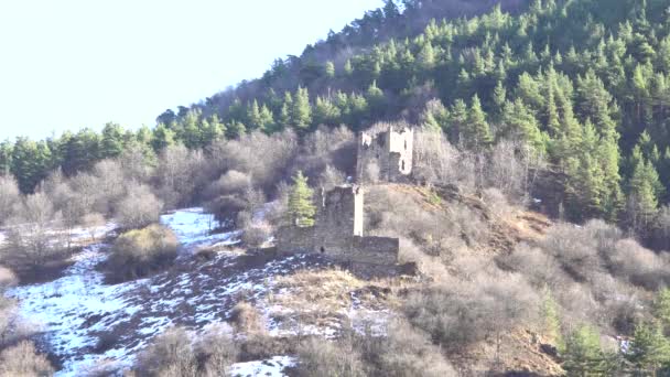 Veduta Delle Montagne Delle Antiche Rovine Della Torre Nella Gola — Video Stock