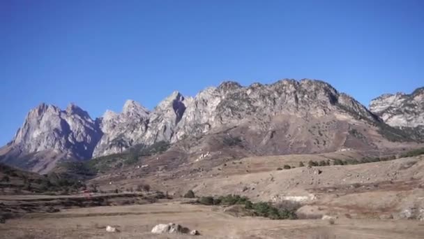 Uitzicht Bergen Vlakte Dzheirakhsky Kloof Met Een Blauwe Hemel Bergen — Stockvideo