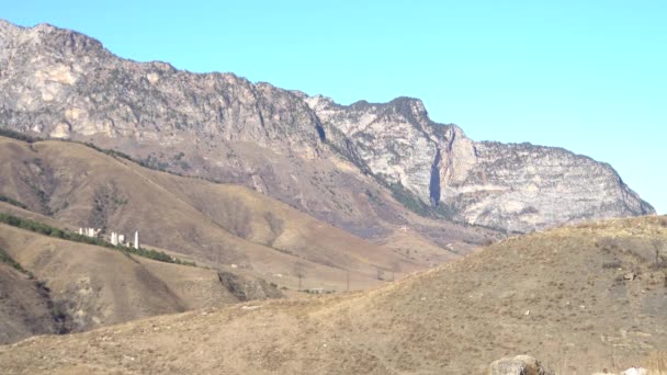 Veduta Delle Montagne Dell Antico Complesso Torri Nella Gola Guloykhi — Video Stock
