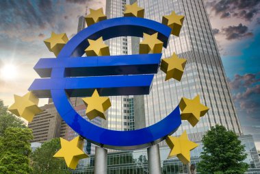 EZB Frankfurt şehir merkezindeki Euro tabelası, günbatımında alçalıklar, alçak açılı manzara, Almanya