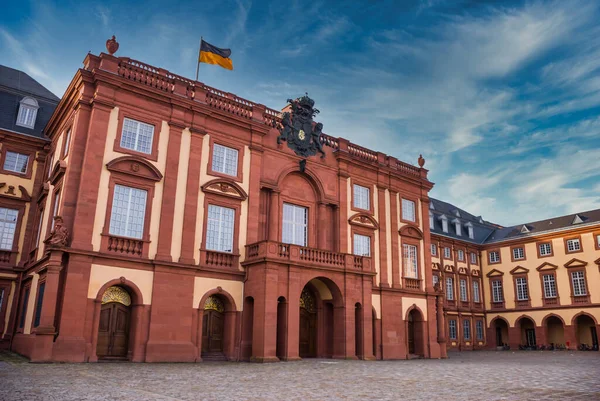 Mannheim University Entrance Building Widok Niskiego Kąta Słoneczny Dzień Zamek — Zdjęcie stockowe