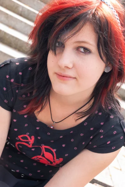 Punk Emo Girl Jovem Adulto Com Cabelo Preto Vermelho Olhando — Fotografia de Stock