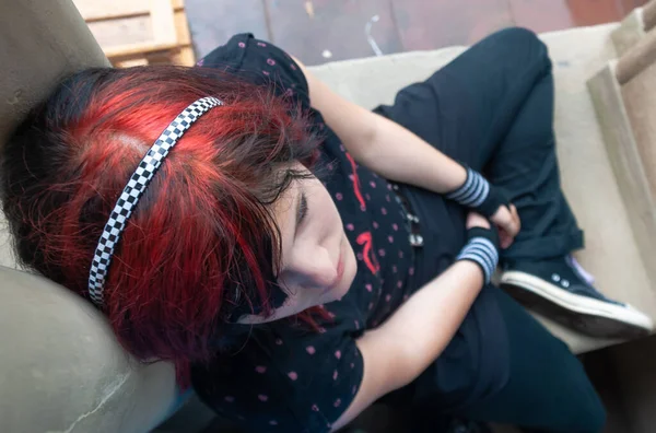 Punk Emo Girl Jovem Adulto Com Cabelo Vermelho Preto Sentado — Fotografia de Stock