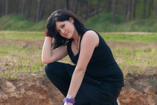 Punk Emo Menina Jovem Adulto Com Cabelo Preto Longo Ajoelhado — Fotografia de Stock