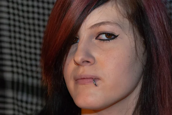 Jovem Punk Emo Menina Com Piercing Com Cabelo Vermelho Preto — Fotografia de Stock