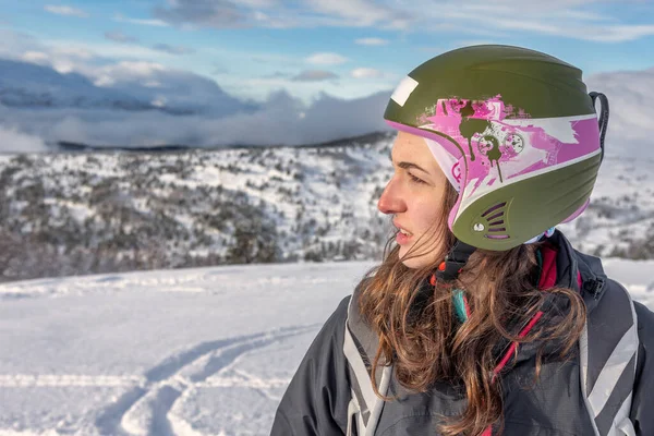 Mulheres Com Marrom Topo Uma Montanha Usando Capacete Esqui Roupas — Fotografia de Stock