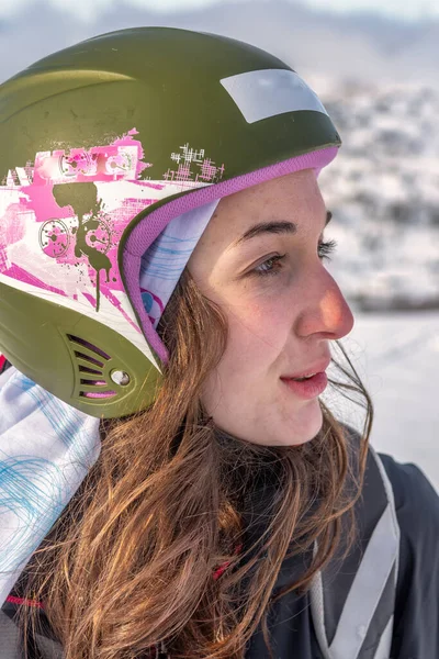 Mulheres Com Marrom Topo Uma Montanha Usando Capacete Esqui Roupas — Fotografia de Stock