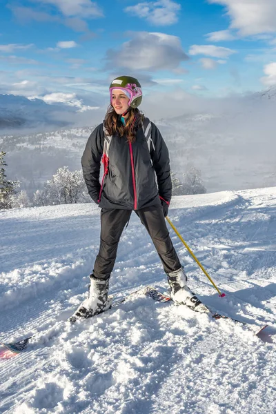 棕色头发的妇女休息一下 在斯泰恩诺威滑雪 自信地站在山顶上 望着别处 — 图库照片