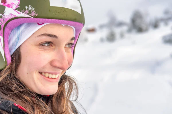 Mulher Com Cabelo Castanho Usando Capacete Esqui Sorrindo Enquanto Olha — Fotografia de Stock