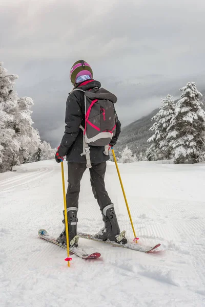 Mulher Com Roupas Pretas Esqui Capacete Mochila Esquiando Topo Montanha — Fotografia de Stock