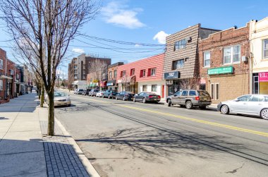 Cliffside Park 'taki perakende mağazalarında park halindeki arabalar ön planda, New Jersey