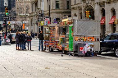 Manhattan, New York 'ta iki farklı sokak yemeği kamyonu.