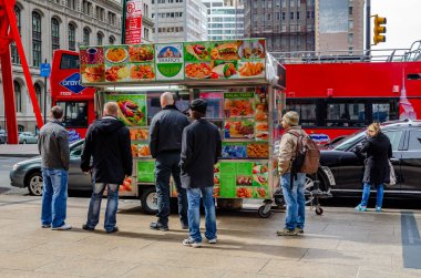 İnsanlar Şefik 'in Halal Street Food Truck, NYC' sinin önünde sıra bekliyor.