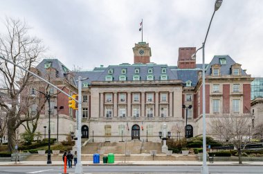 Staten Island Borough Hall 'da trafik ışıkları ön planda, New York City