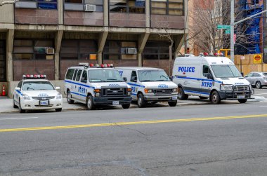 New York Polis Departmanı 'nın New York, Harlem' deki bir polis karakolunda yan yana duran farklı arabaları var.