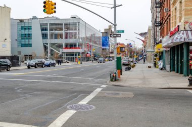 AMC Magic Johnson Harlem Sihirli Tiyatroları New York Şehri Kış boyunca sokak ve trafik ön planda