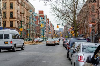 İkamet alanı, Harlem 'de trafiği olan şehir sokağı, bir sürü kırmızı trafik ışığı, New York.
