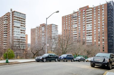Harlem, New York 'ta eski apartman gökdelenleri olan bir yerleşim bölgesi.