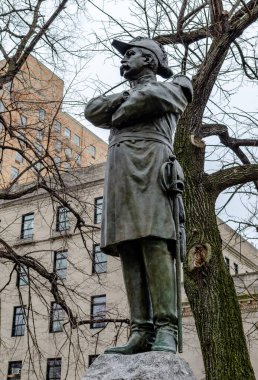 Riverside Park, New York 'ta kılıç heykeli olan siyah asker.
