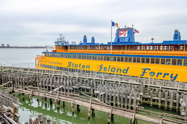 Паром Yellow Staten Island Терминала Staten Island Вид Сбоку — стоковое фото