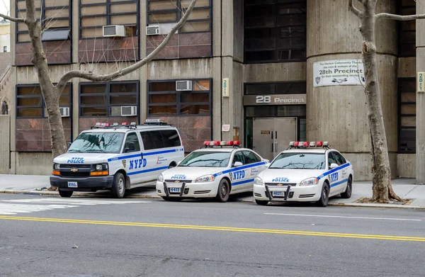 纽约市哈莱姆市警察局的不同的纽约警察局的汽车相邻地停放着 — 图库照片