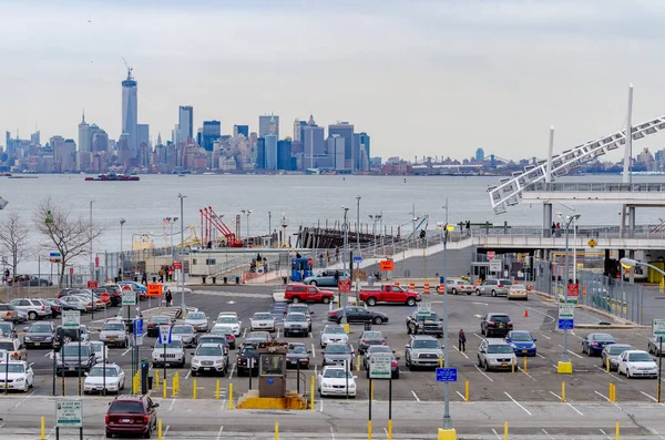 Staten Island Ferry Terminal Estacionamento Com Skyline Manhattan Nyc Fundo Fotos De Bancos De Imagens Sem Royalties