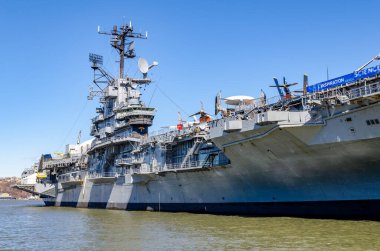 Korkusuz Deniz-Hava-Uzay Müzesi Hudson Nehri kıyısı manzaralı, New York