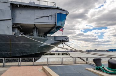 Korkusuz Deniz-Hava-Uzay Müzesi Hudson Nehri kıyısı manzaralı, New York