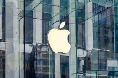 New York, Manhattan 'daki Apple Store' daki Apple logosunun yakın çekimi.