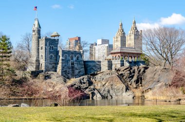 Belvedere Kalesi Central Park New York 'ta kış boyunca göl ve çayırların bulunduğu açık gökyüzü manzaralı ön cephede, yatay