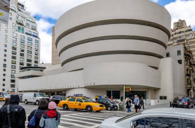 Solomon R. Guggenheim Müzesi, New York. Gündüz vakti trafik ve yaya geçidi ile alçak açılı, yatay manzaralı.