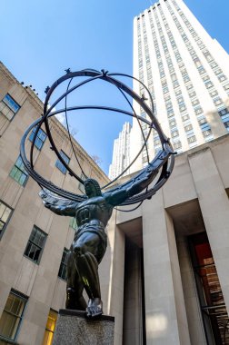 Rockefeller Center 'daki Atlas Heykeli Anıtı, açık gökyüzü ve dikey