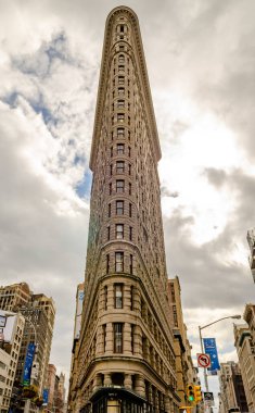 Flatiron Binası New York, gün batımında alçak görüş açısı ve bulutlu, dikey