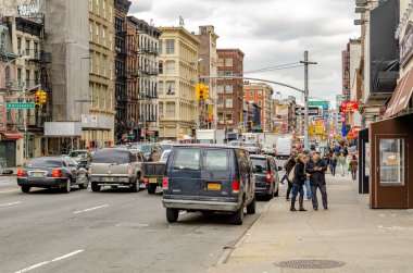 Brooklyn, New York City geniş caddesi yoğun trafik, kırmızı trafik ışığı, dağıtım araçları ve caddelerde bir sürü araba, kaldırımda yürüyen insanlar, akşamları bulutlu, yatay