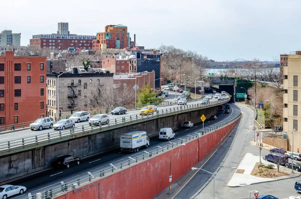 Muito Tráfego Automóveis Rua Cruzando Diferentes Níveis Entrando Saindo Brooklyn — Fotografia de Stock