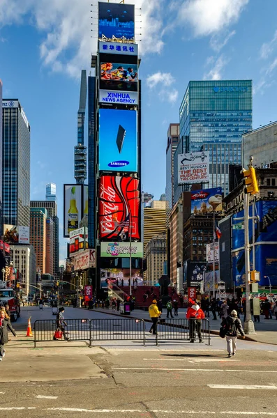 夜のタイムスクエアニューヨーク その上に広告をスクレーパー 人々が歩くと フロント 垂直方向の通りやフェンス — ストック写真
