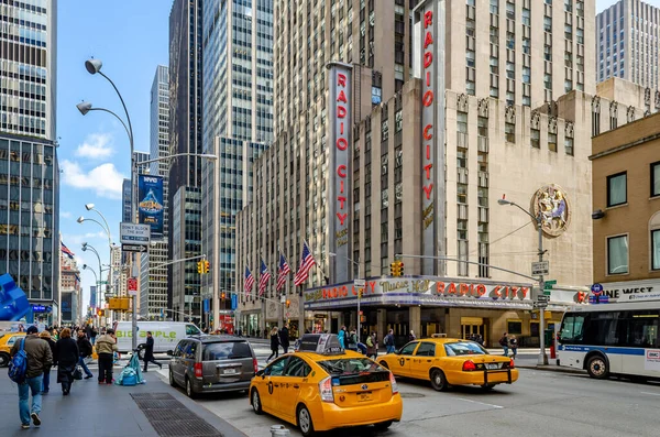 Radio City Music Hall New York City Two Yellow Taxi — Stock Photo, Image