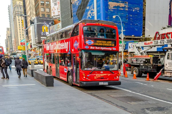 赤ニューヨーク観光バスは 時間広場 それに座って観光客の多くは 時間広場 ニューヨーク市 水平駐車 — ストック写真
