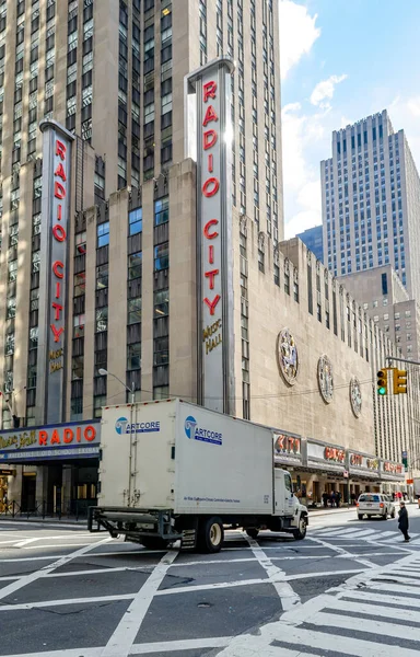ニューヨークのラジオシティ音楽ホール 昼間の最前線の交通 — ストック写真