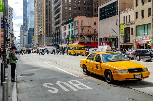 ニューヨーク市マンハッタンの広い通りの歩道に立つ黒人女性 タクシーを待っている 前に唯一のバスストリート 多くの交通と歩行背景の人々 — ストック写真