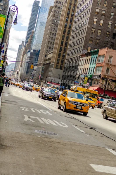 交通の前の唯一のバスストリート マンハッタンの黄色のタクシーや車の多くニューヨーク市 背景の超高層ビル 芸術的な組成物 — ストック写真