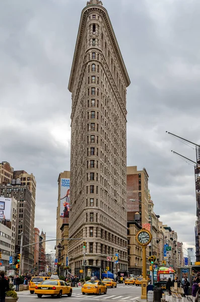 Flatiron Building New York City Street Crosswalks Yellow Taxi Cabs — Stock Photo, Image