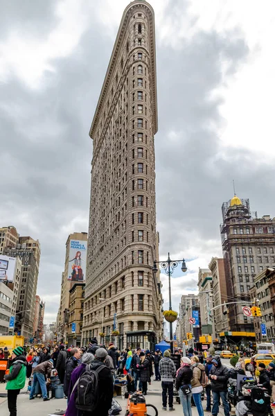 Flatiron Building New York City Lots People Standing Forefront Low — Stock Photo, Image