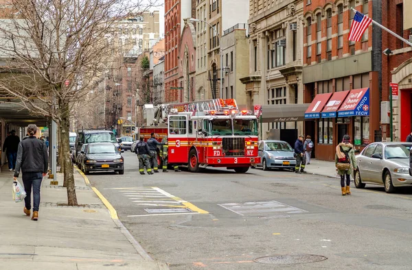 New York City Vermelho Corpo Bombeiros Escada Veículo Uma Rua — Fotografia de Stock