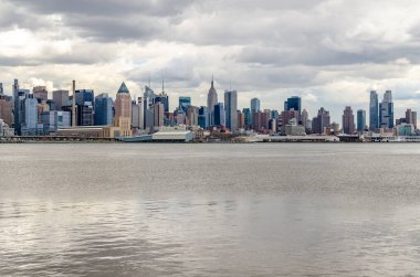 Manhattan Skyline manzarası Hudson Nehri önünde, NYC