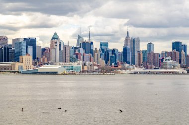 Empire State Binası ile Manhattan manzarası, Hudson Nehri önünde.