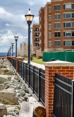 Batı New York, New Jersey 'deki yerleşim bölgesi Hudson Nehri' ndeki çit, yakın plan.