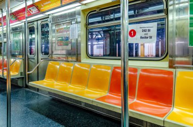 Sarı ve turuncu koltuklu New York Metrosu, insan yok.
